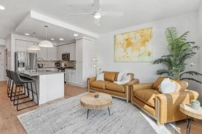 Designer 1BR with Pool and Htub
